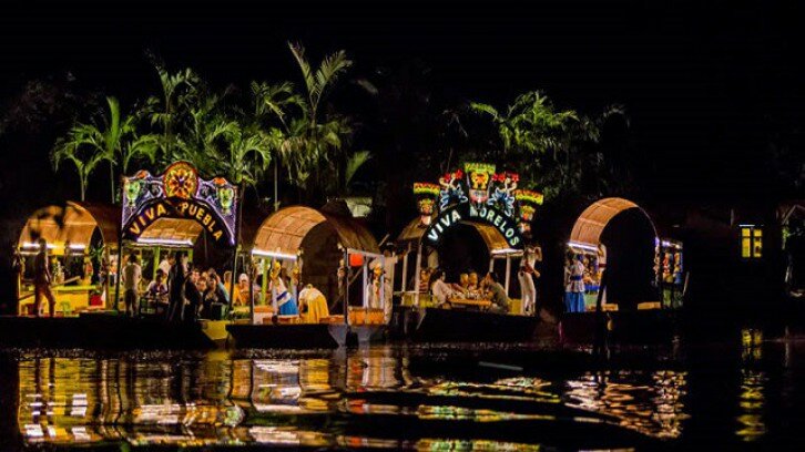 Tour Xochimilco – Ciudad Universitaria por la noche